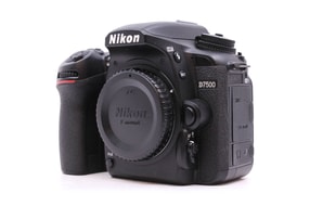 Nikon D7500